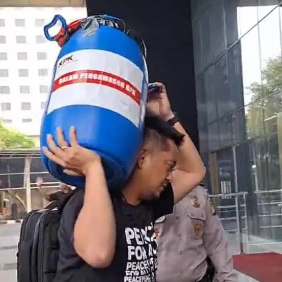 Rp 1,9 Miliar dalam Tong Biru.webp (30 KB)