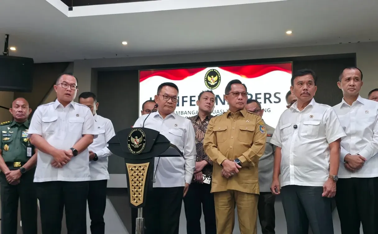 Rapat Karhutla: Presiden Prabowo Subianto memanggil Menko Polkam