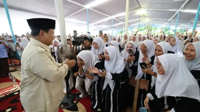 Muktamar Ke-35 NU: 2.000 Santri Sambut Prabowo