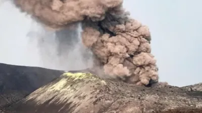Gunung Anak Krakatau Keluarkan Asap hingga 200 Meter