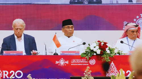 Ketua Umum PBNU Yahya Cholil Staquf (tengah) diapit C. Holland Taylor dari CSCV (kiri) dan Syekh Abdurrahman al-Khayyat, Ketua Liga Muslim Dunia untuk Asia Tenggara dan Australia (kanan), mengeluarkan Komunike R20 di Hotel Hyatt Regency, Yogyakarta, Jumat, 4 November 2022). – Istimewa