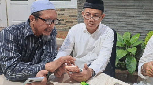 Juru bicara forum Mustasyar NU di Ponpes Tebu Ireng, Jombang, HM. Abdul Muid (kemeja putih) menyampaikan hasil pertemuan forum, Sabtu malam 96/12/2025).