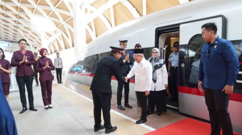 Mantan Wapres RI Saat Kunjungan Kerja ke Bandung Menggunakan Whoosh (Foto - kcic)