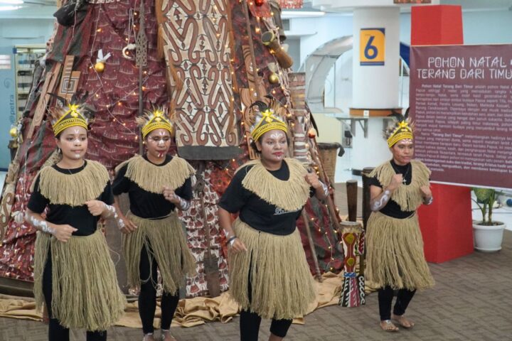 Pohon Natal “Terang dari Timur” yang mengangkat budaya Papua dalam Perayaan Natal 2025