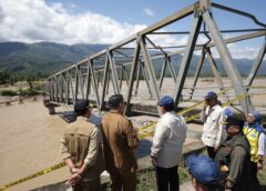 Presiden Prabowo ketika meninjau lokasi banjir di Tapanuli Tengah. (BPMI Setpres)