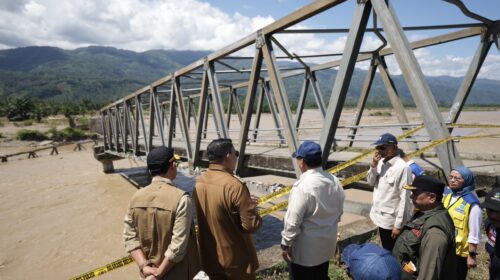 Presiden Prabowo ketika meninjau lokasi banjir di Tapanuli Tengah. (BPMI Setpres)