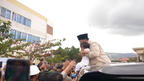 Presiden Prabowo Subianto mengunjungi korban banjir di Takengon, Aceh, Sabtu (13/12). (BPMI Setpres)