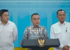 Wakil Ketua DPR RI Sufmi Dasco Ahmad didampingi Sekretaris Kabinet Tedy Indra Wijaya dan Mensesneg Prasetyo Hadi mengumumkan rehabilitasi untuk tiga mantan direksi PT ASDP dari Presiden Prabowo, Selasa (25/11/2025). (FGP)