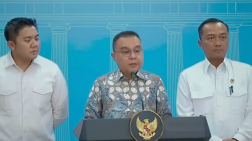 Wakil Ketua DPR RI Sufmi Dasco Ahmad didampingi Sekretaris Kabinet Tedy Indra Wijaya dan Mensesneg Prasetyo Hadi mengumumkan rehabilitasi untuk tiga mantan direksi PT ASDP dari Presiden Prabowo, Selasa (25/11/2025). (FGP)