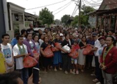 sejumlah warga menerima bantuan banjir sumatera