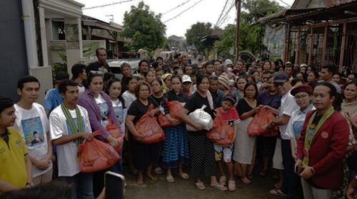 sejumlah warga menerima bantuan banjir sumatera