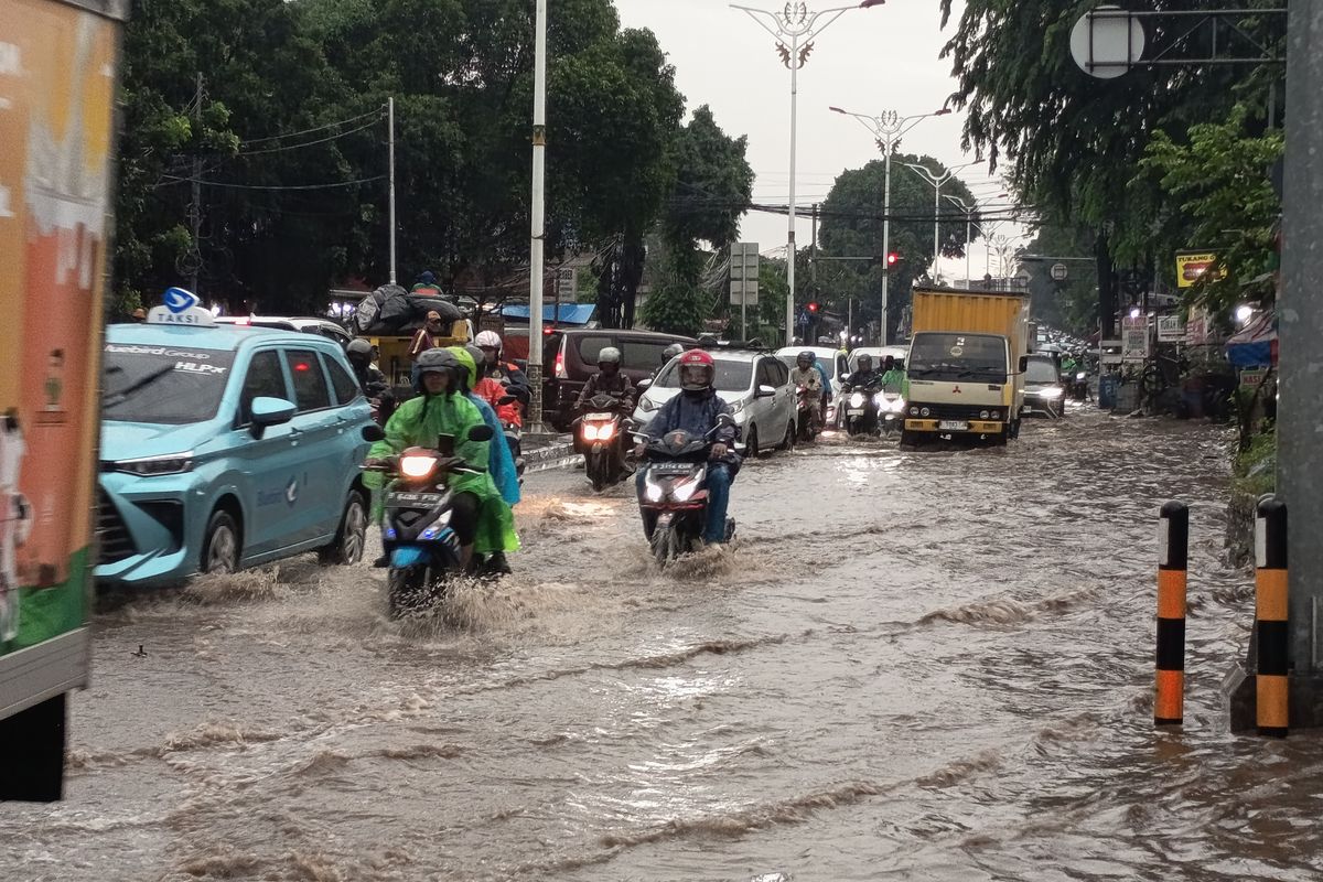 Jakarta Barat, Timur hingga Selatan Banjir, Lalu Lintas Macet