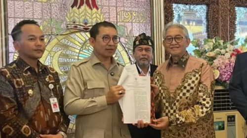 Penyerahkan SK penunjukan Pelaksana Perlindungan Keraton Solo di Sasana Handrawina