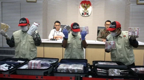 KPK memperlihatkan Barang Bukti