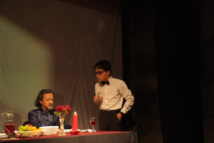 kritik teater absurd, cakrawala world